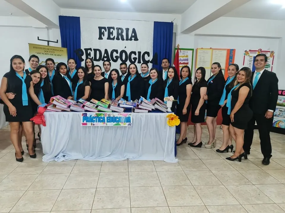 Estudiantes del instituto con uniforme en la Feria Pedagógica