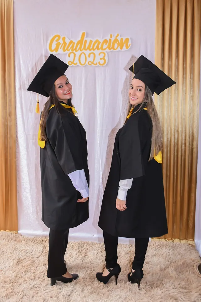 Dos egresadas con toga y birrete en la graduación 2023